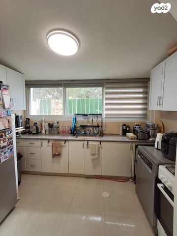 דירת גן, מעלה אדומים