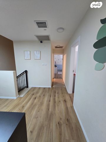 דירת גן, תל מונד