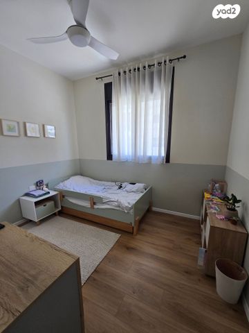 דירת גן, תל מונד