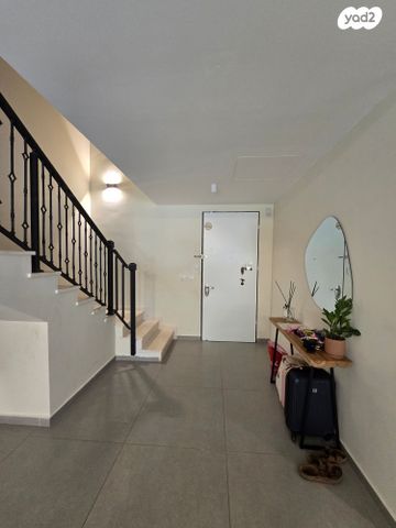 דירת גן, תל מונד