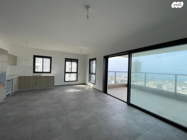 דירה, אמנון ליפקין שחק, נוף הטיילת, נתניה