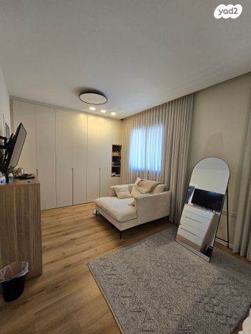 דירת גן, תל מונד