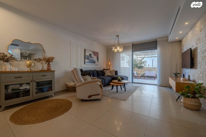 דירת גן, יקינטון 4, הפרחים, חריש