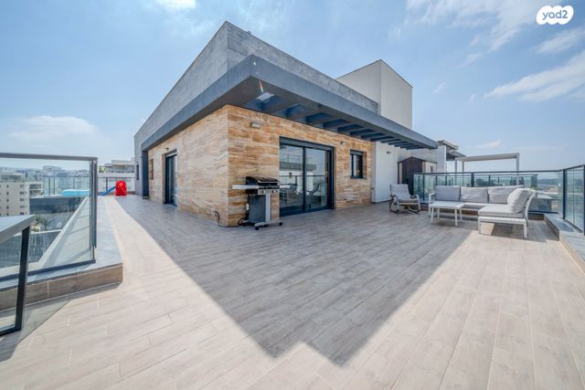 גג/ פנטהאוז, לוטם 13, הפרחים, חריש