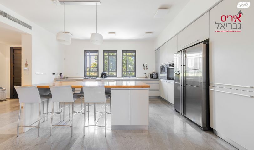 דו משפחתי, מתחם האצבע, הוד השרון