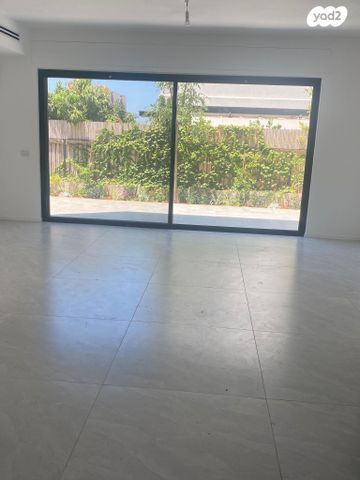 דו משפחתי, תל מונד