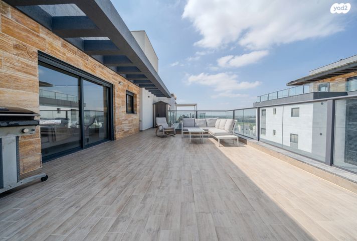 גג/ פנטהאוז, לוטם 13, הפרחים, חריש