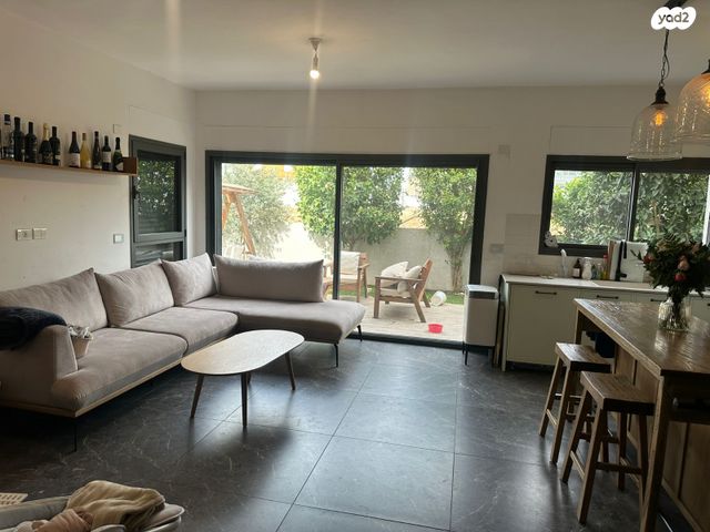 דו משפחתי, שכונה 11, תל מונד