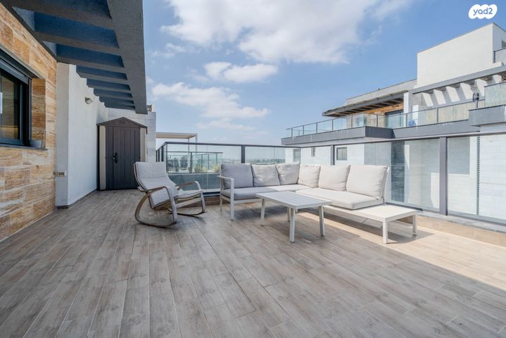 גג/ פנטהאוז, לוטם 13, הפרחים, חריש