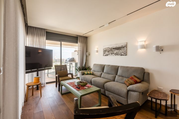 גג/ פנטהאוז, חסידי האומות, מכללת תל אביב יפו, דקר, תל אביב יפו