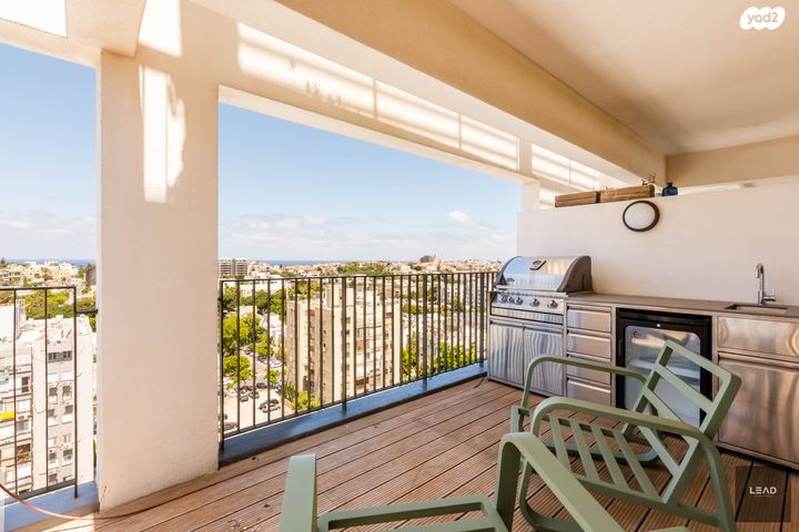 גג/ פנטהאוז, חסידי האומות, מכללת תל אביב יפו, דקר, תל אביב יפו