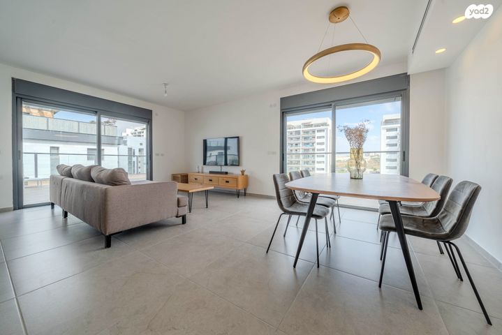 גג/ פנטהאוז, לוטם 13, הפרחים, חריש