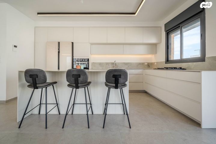 גג/ פנטהאוז, לוטם 13, הפרחים, חריש