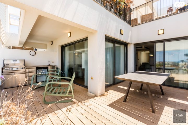 גג/ פנטהאוז, חסידי האומות, מכללת תל אביב יפו, דקר, תל אביב יפו