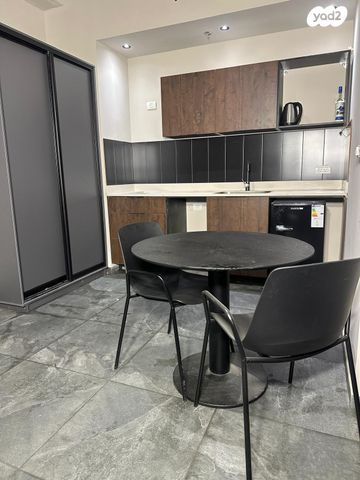 בית מלון, יצחק שדה, מונטיפיורי, הרכבת, תל אביב יפו