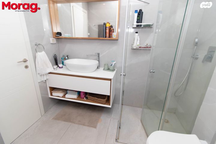 דירה, יהודה עמיחי, גבעת זמר, חיפה