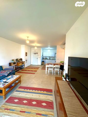 דירה, הפרחים, חריש