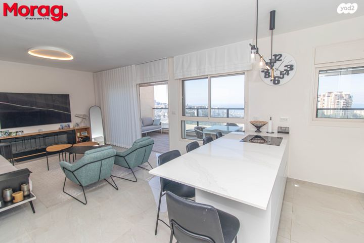 דירה, יהודה עמיחי, גבעת זמר, חיפה