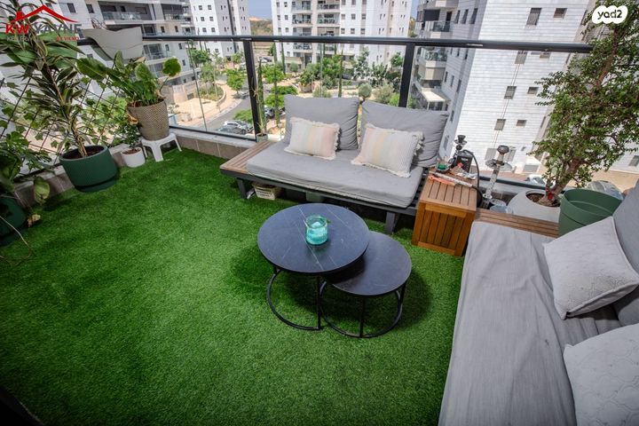 דירה, רחל המשוררת, נאות שמיר, יבנה