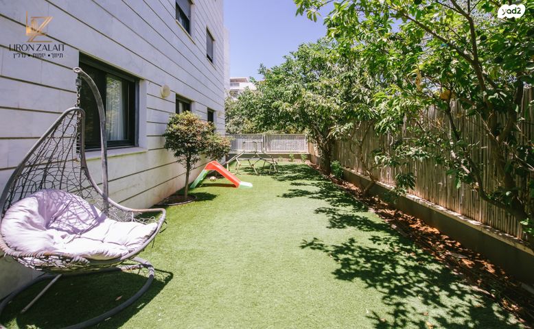 דירת גן, נלי זקס, פסגות אפק, ראש העין