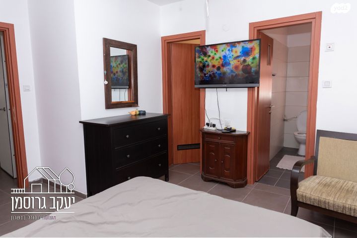 דירה, נחל אלכסנדר, צור יצחק, צור יצחק