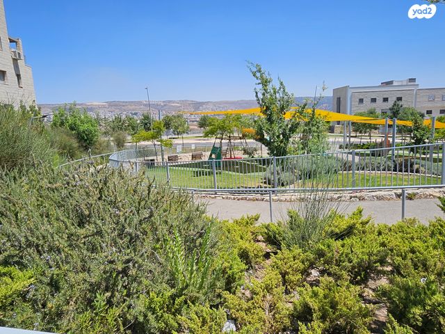 דירת גן, צור הדסה