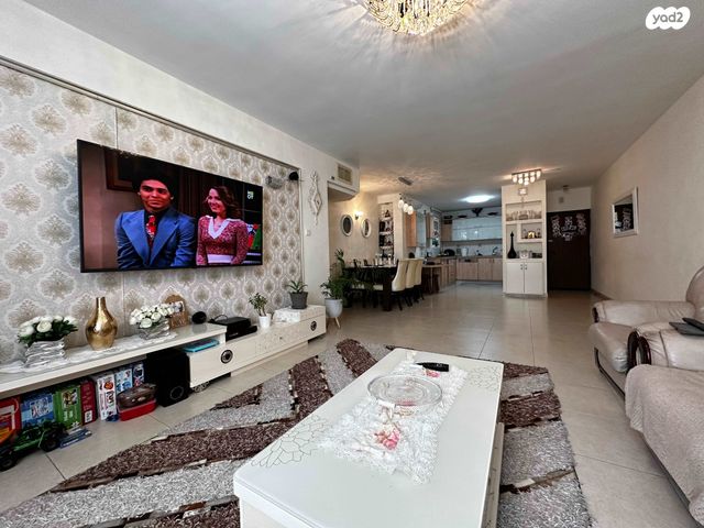 דירה, קיבוץ גלויות, חולון