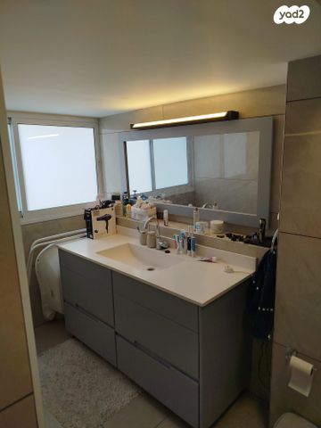 דירה, שדרות הרדוף, 2004, רעננה