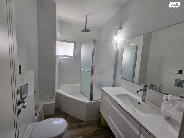 דו משפחתי, בית דגן