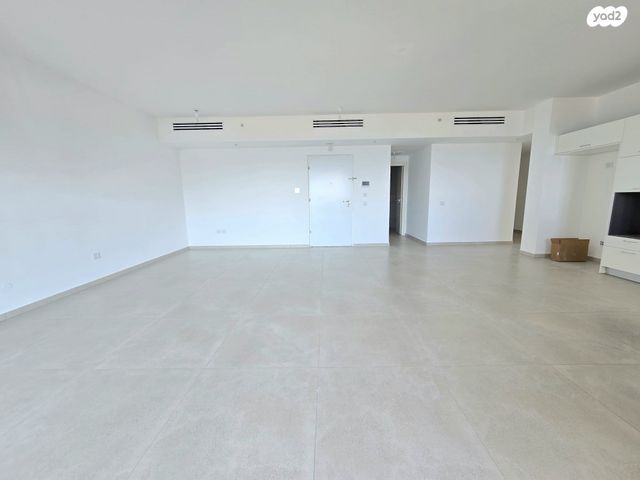 גג/ פנטהאוז, אמנון ליפקין שחק, נוף הטיילת, נתניה