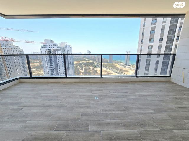 גג/ פנטהאוז, אמנון ליפקין שחק, נוף הטיילת, נתניה