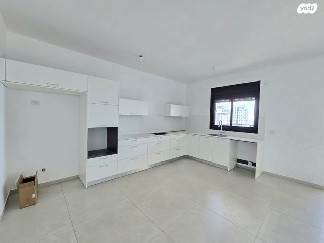 גג/ פנטהאוז, אמנון ליפקין שחק, נוף הטיילת, נתניה