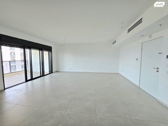 גג/ פנטהאוז, אמנון ליפקין שחק, נוף הטיילת, נתניה