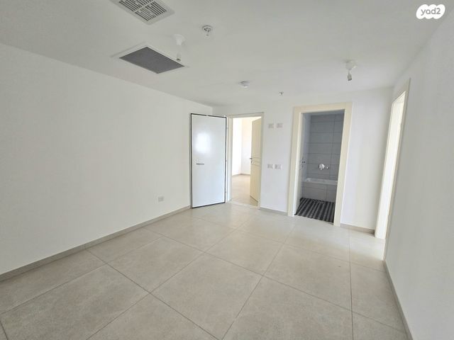 גג/ פנטהאוז, אמנון ליפקין שחק, נוף הטיילת, נתניה