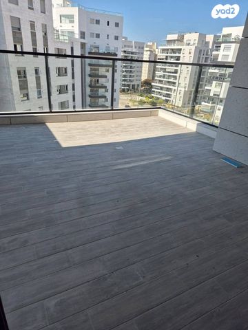 דירה, אורי אלמוג, קרית רבין, חולון