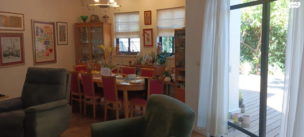 דו משפחתי, נעורים, מרכז, כפר סבא