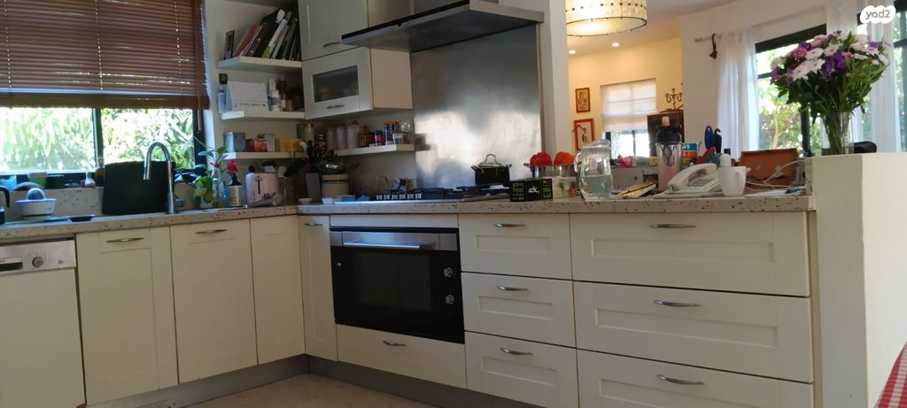 דו משפחתי, נעורים, מרכז, כפר סבא