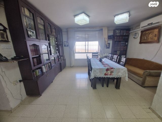 נחום שאדיקר 