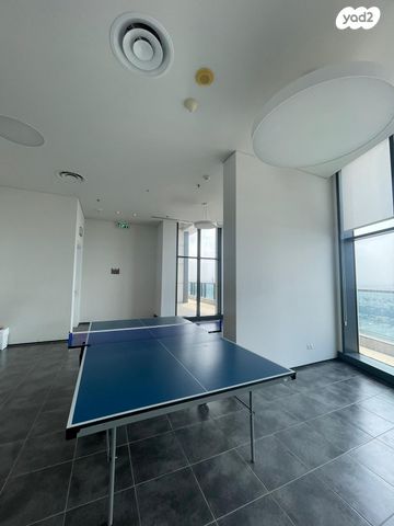 גג/ פנטהאוז, אריאל שרון 4, סיטי, גבעתיים