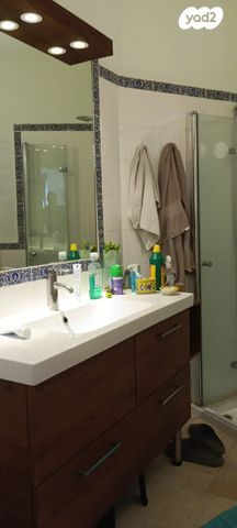 דו משפחתי, נעורים, מרכז, כפר סבא