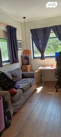 דו משפחתי, נעורים, מרכז, כפר סבא