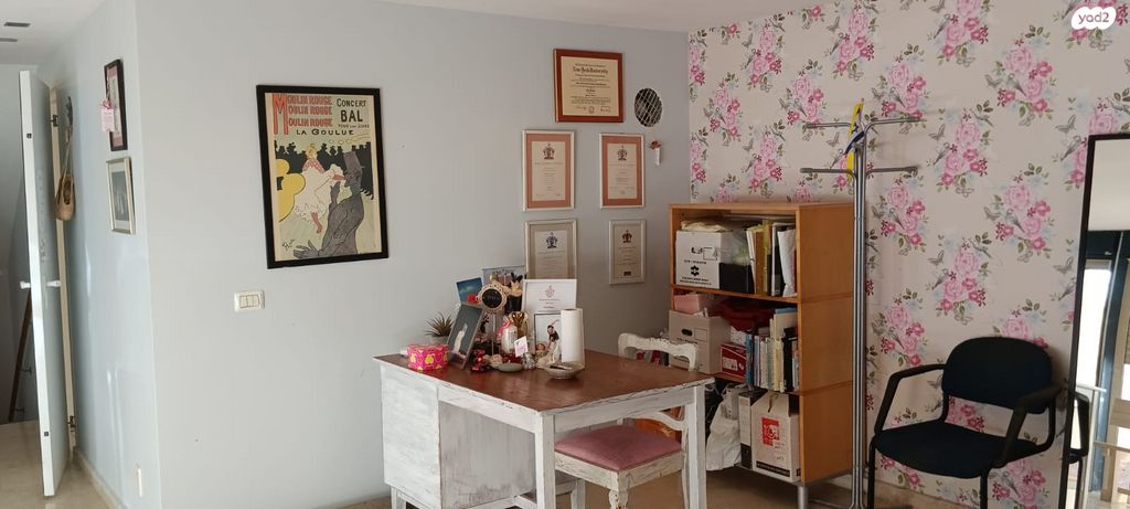 דו משפחתי, נעורים, מרכז, כפר סבא