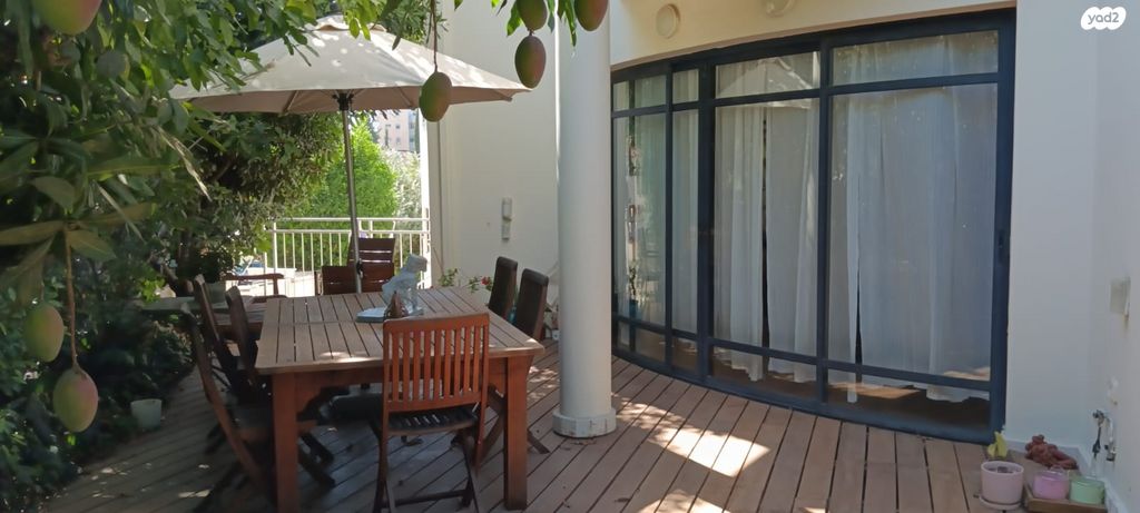 דו משפחתי, נעורים, מרכז, כפר סבא