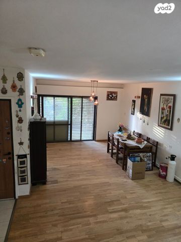 דו משפחתי, אלפי מנשה