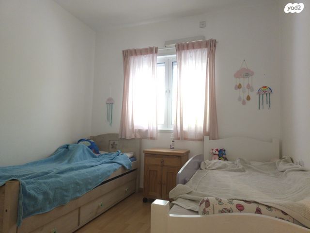 דו משפחתי, צור יגאל, כוכב יאיר / צור יגאל