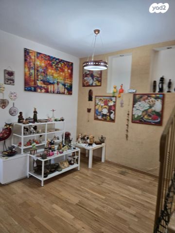 דו משפחתי, אלפי מנשה