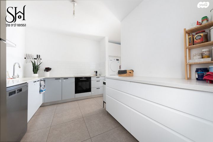 דירה, אורנה פורת, הרקפות, ראשון לציון