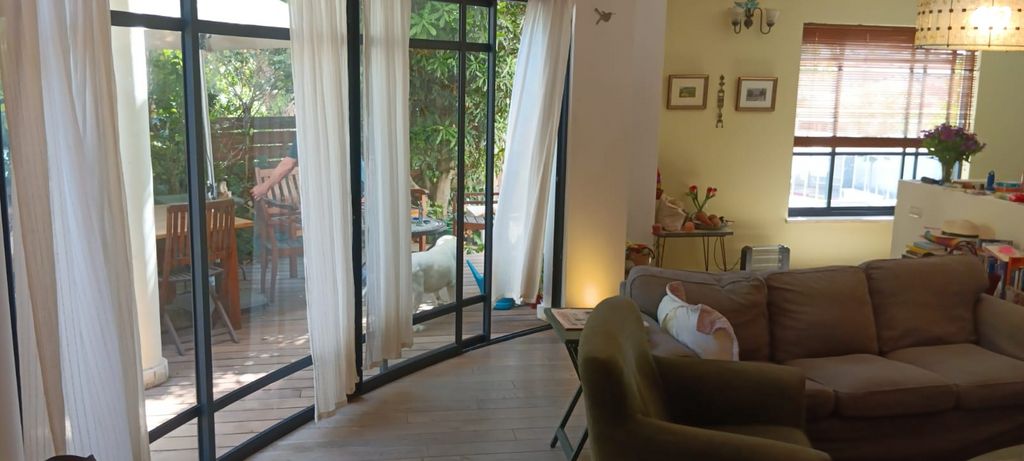 דו משפחתי, נעורים, מרכז, כפר סבא