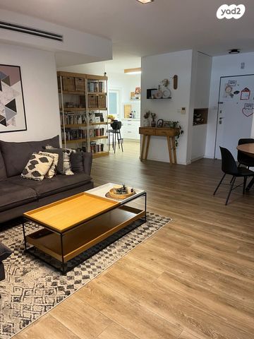 דירה, הר הצופים 25, רחובות ההולנדית, רחובות