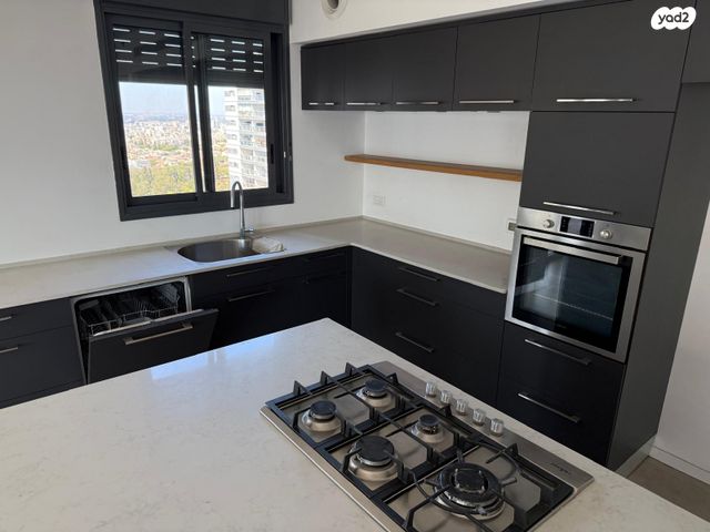 גג/ פנטהאוז, מתחם מרכזי, גני תקווה